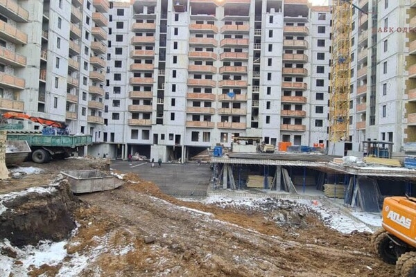  В Одессе проверят застройщика, вырывшего котлован под окнами пенсионерки