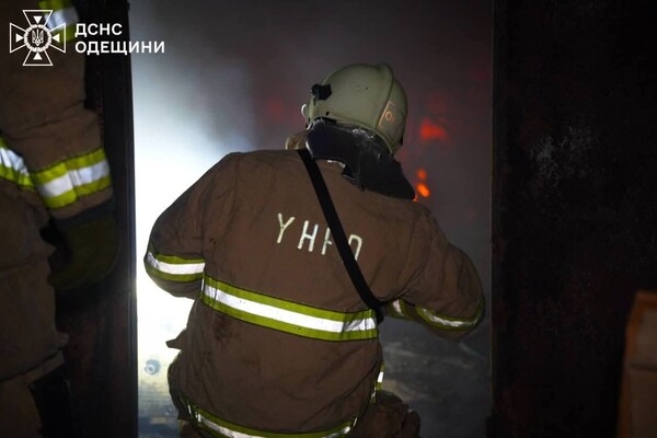 В Одесском районе горел склад: огонь охватил большую площадь