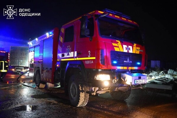 В Одесском районе горел склад: огонь охватил большую площадь